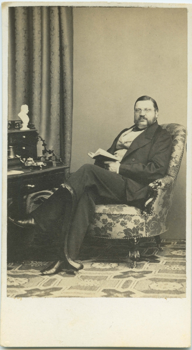 Porträtt på Bankkassör P. Ad. Björkman född 13 februari år 1844.