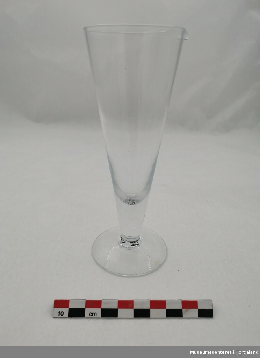 Form: smalt, skrådd glas med stett og tut
