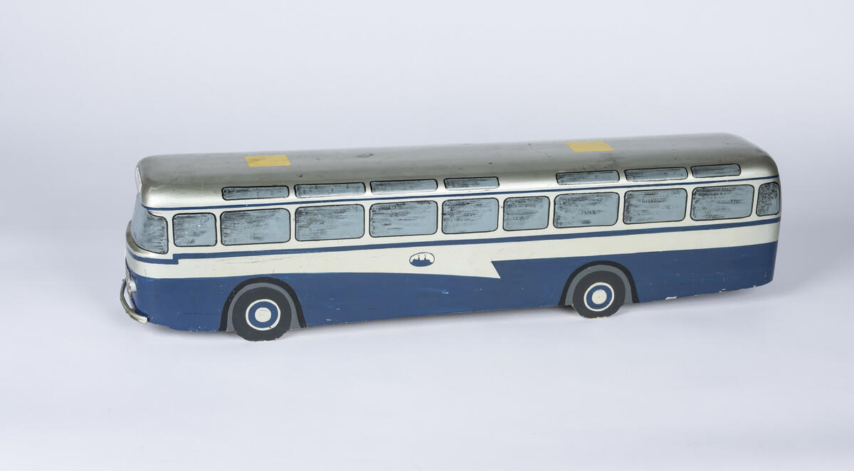 Modell i en blått og sølv av tre. Modellen er en buss fra Oslo Sporveier merket som "turbuss".