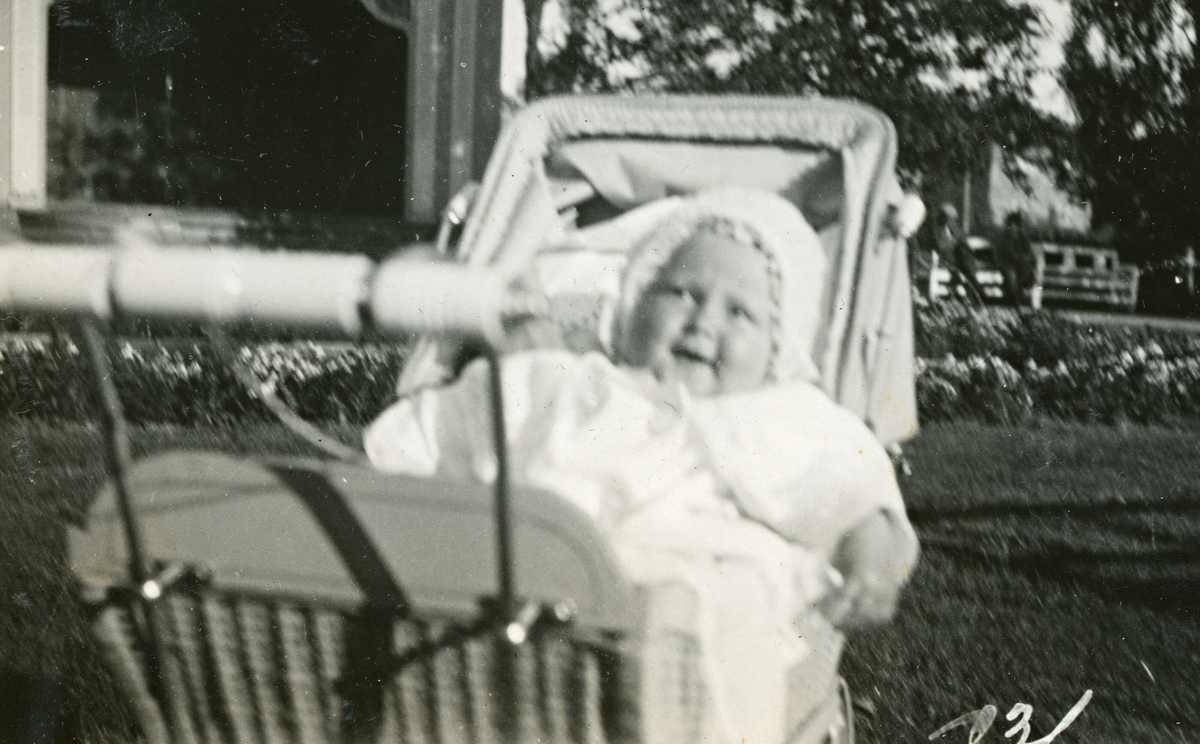 Tordis Terjesen som baby i barnevogn.  Ulike bilde av same motiv.