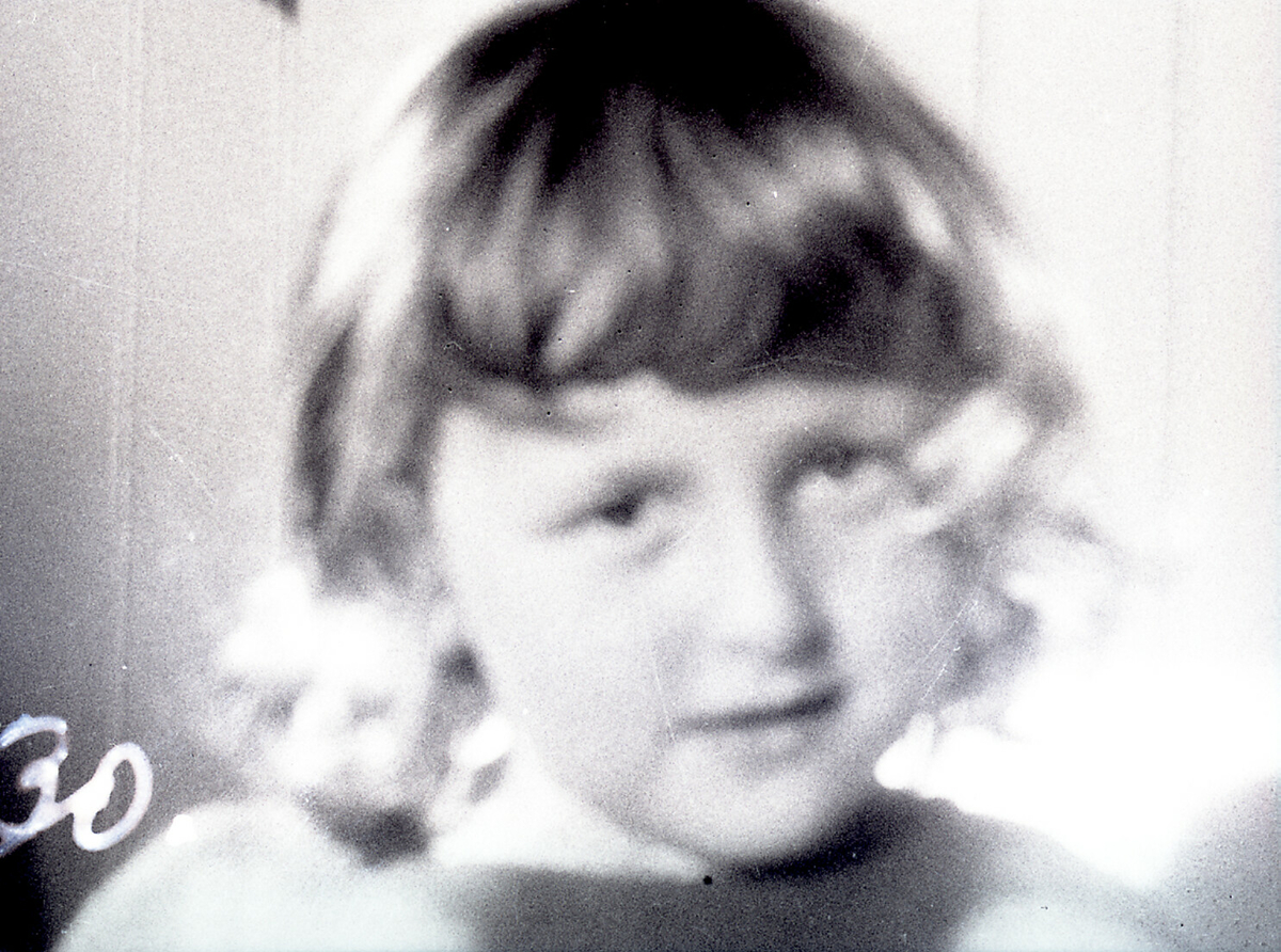 Portrettfoto av Tordis Terjesen som jente.