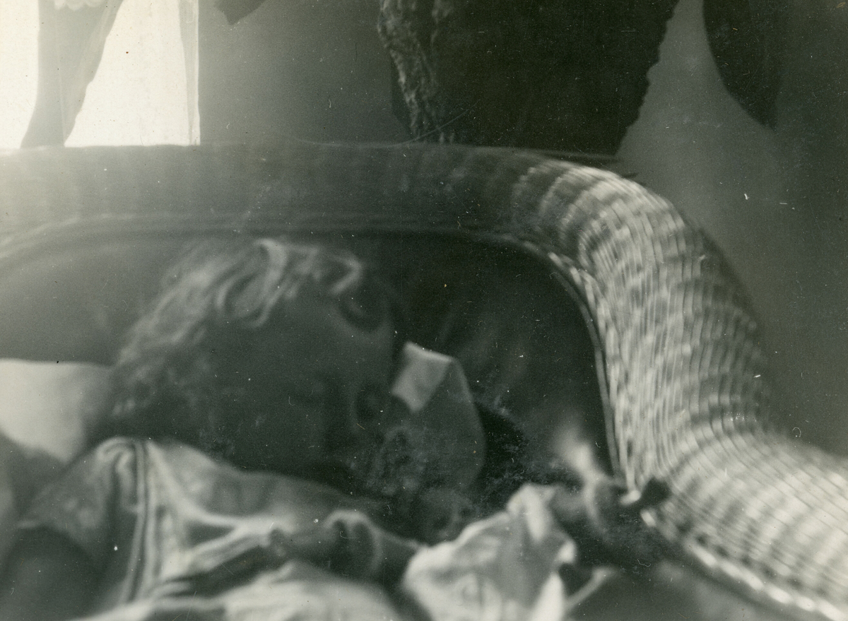 Ulike bilde av Tordis Terjesen som lita jente.  Bilde tatt innandørs sommaren 1927.