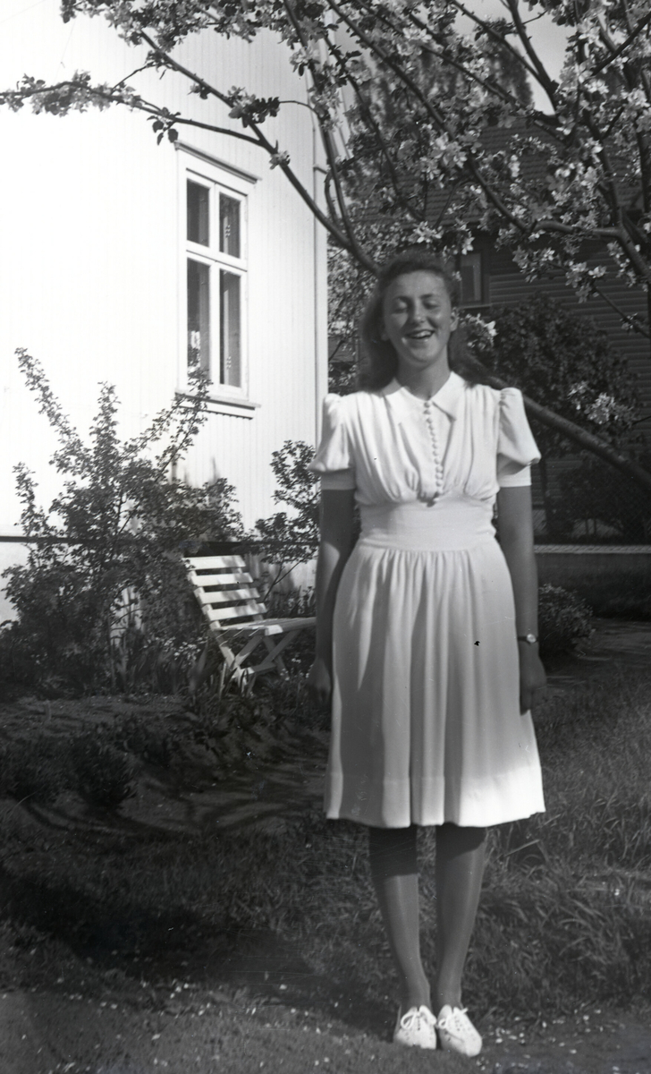 Fem ulike bilde av Tordis Terjesen som ungdom ute i hagen.  Fleire av bilda er tatt i 1941, då Tordis var 125 år gammal.