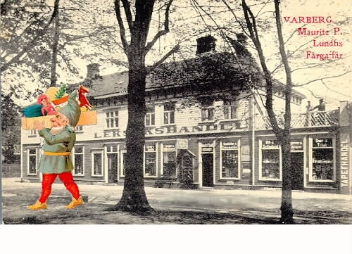 Mauritz P Lundhs färgaffär i hörnet Drottninggatan-Kyrkogatan. På fasaden över skyltfönstren står det "Leksakshandel" och till vänster "Tapethandel". Bild 2 visar fotografiet i original medan Bild 1 har gjorts till julkort genom att fälla in en tecknad tomte som bär på just leksaker i en låda på axeln.
