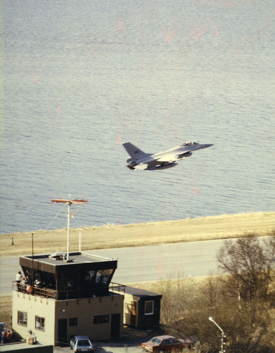 Et F-16 som tar av fra Narvik flyplass.