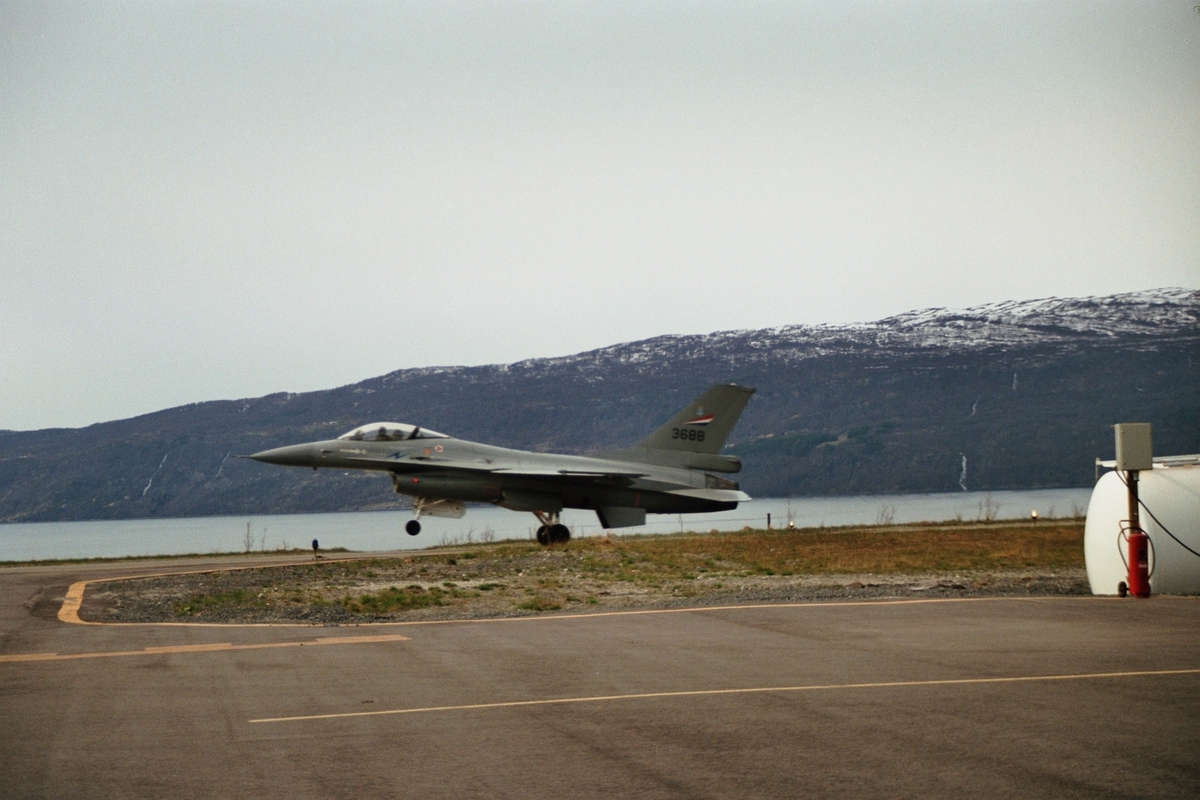 Et F-16 nr. 3688 fra 331 skvadronen som tar av fra Narvik flyplass.