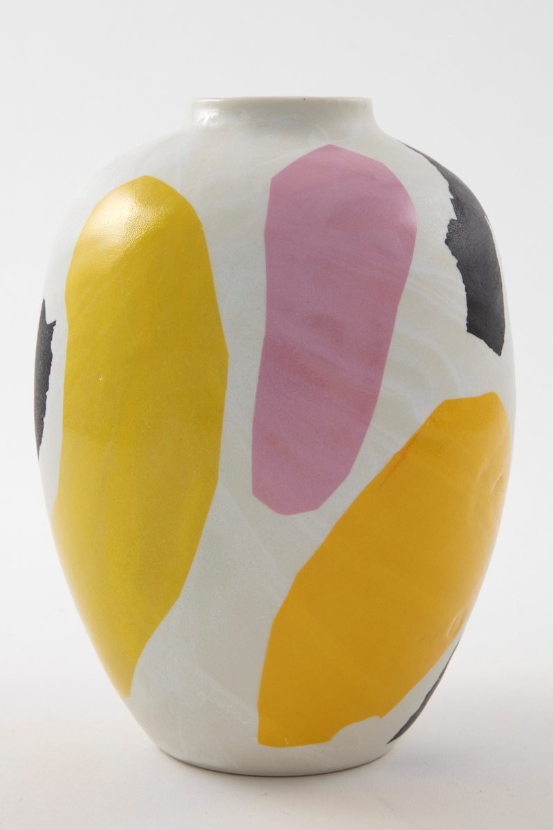 Eggformet porselensvase med kort hals og sirkelrund munning. Hvit glasur og dekaler med abstrakte former i gul, oransje, rosa og svart. Delvis blank glasur på utsiden. Blankglasert på innsiden.