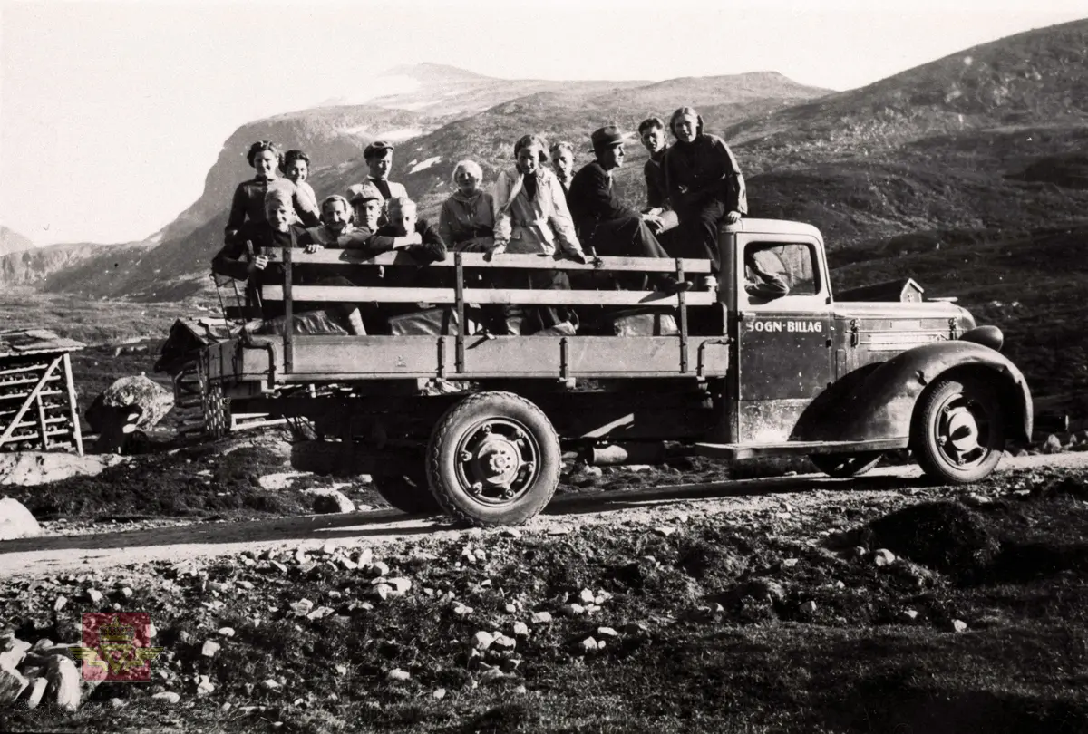 13 ungdommer på tur med Diamond  lastebil frå Sogn Billag L/L på riksveg 55 Sognefjellsvegen i 1938-1939. 
Årsmodell 1937-1938. (Opplysninger fra Ivar E. Stav).