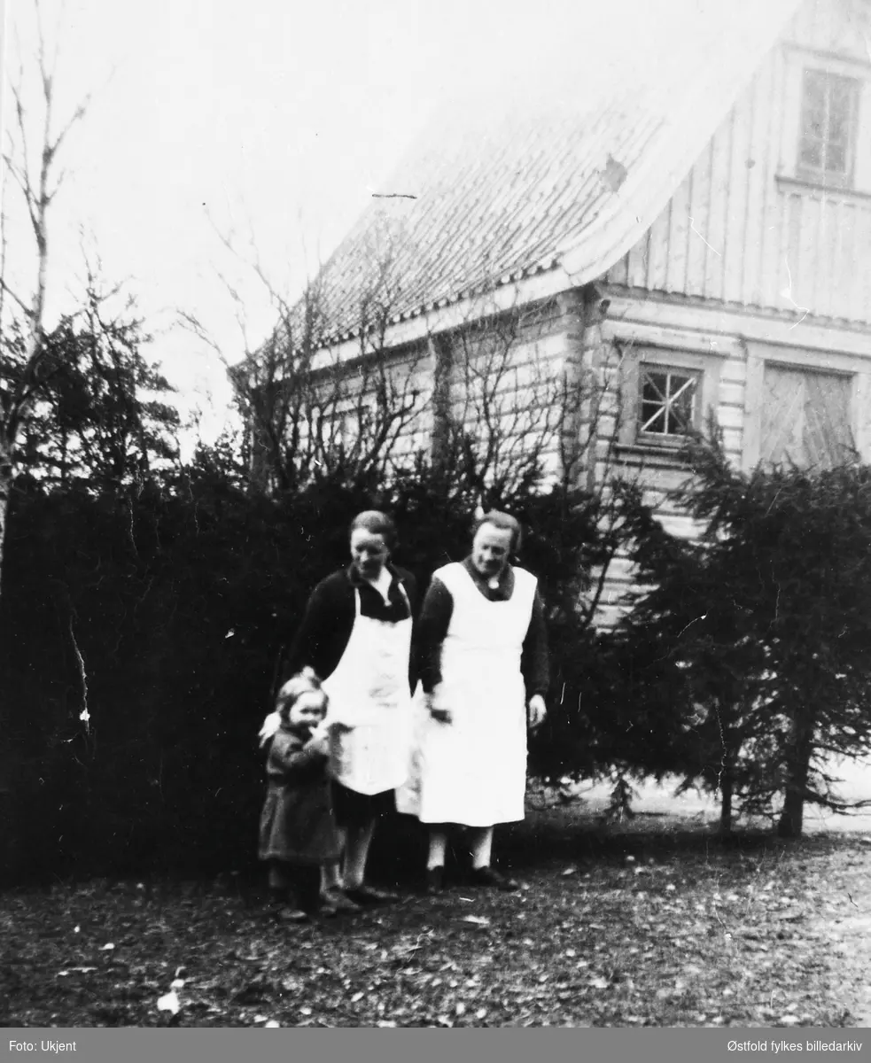 Tune barnehjem, Stenbekk. Bestyrerinne Ingeborg Børstad til venstre.
Emma Sætre til høyre. Den lille gutten heter Rolf.
Stabburet i bakgrunnen.
