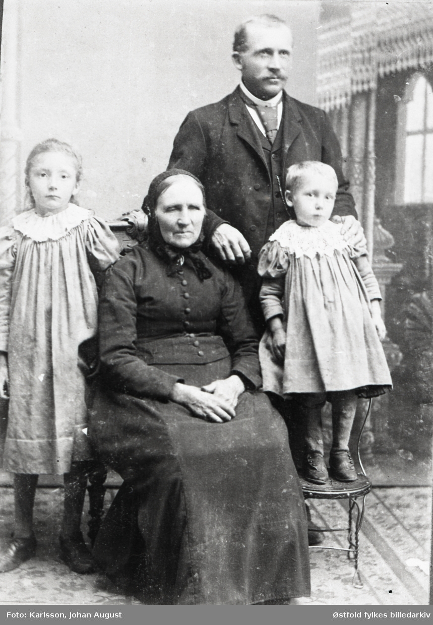 Johan Petter Blakkestad og hans mor, samt døtrene Gerda og Selma.