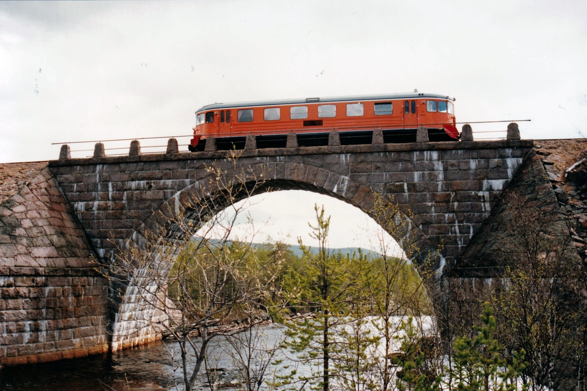 Arméns Underhållsskola, US, på informationsresa längs Inlandsbanan i juni 1996. Gammal stenvalvbro strax innan Harsprångets kraftstation.