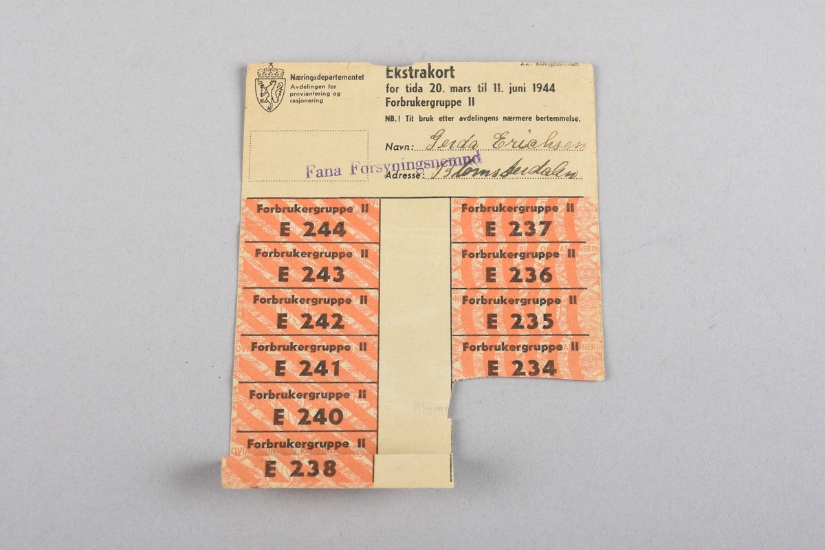 Ei samling av ni rasjoneringskort frå perioden 1941 - 1944. Korta gjev rasjonar på matvarer, såpe samt herre- og kvinneklede. Rasjoneringskorta er brukt av.