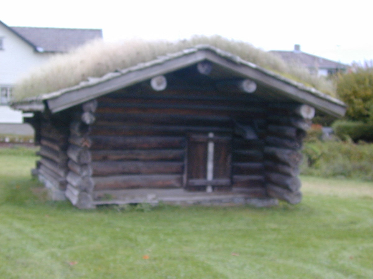 Badstue, tømret med opmurt steinovn og hjeller. Den ble brukt til tørking av korn i forbindelse med ølbrygging.