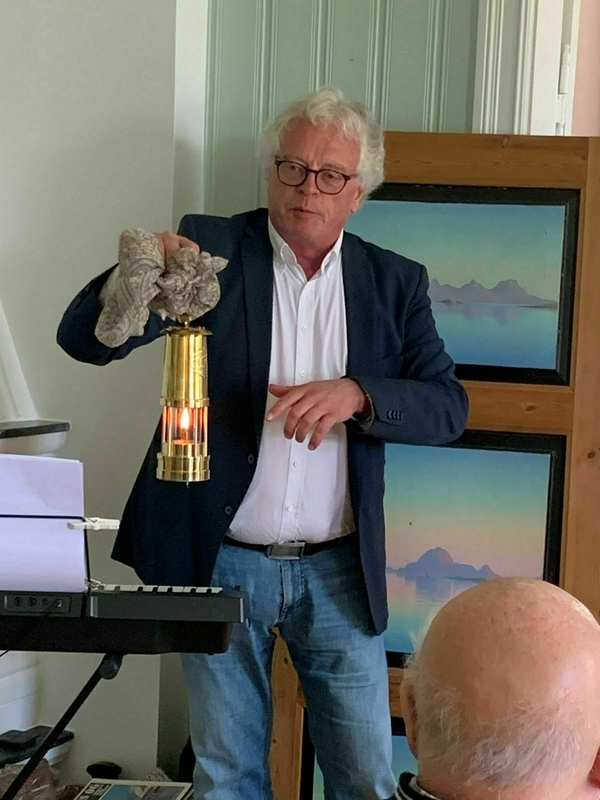 Stig Fossum forteller om Olavsflammen på Brønnøy prestegård. Foto: OVF