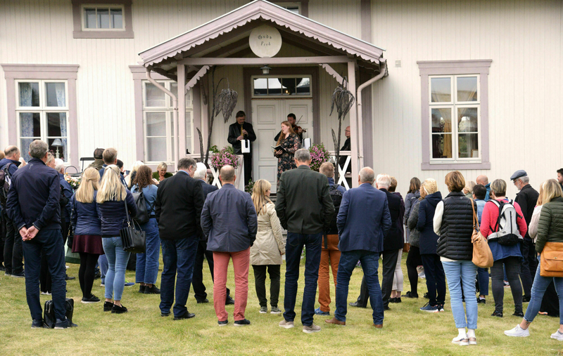 Gjester på jubileumsfeiringa på Alvdal prestegård. Foto: OVF