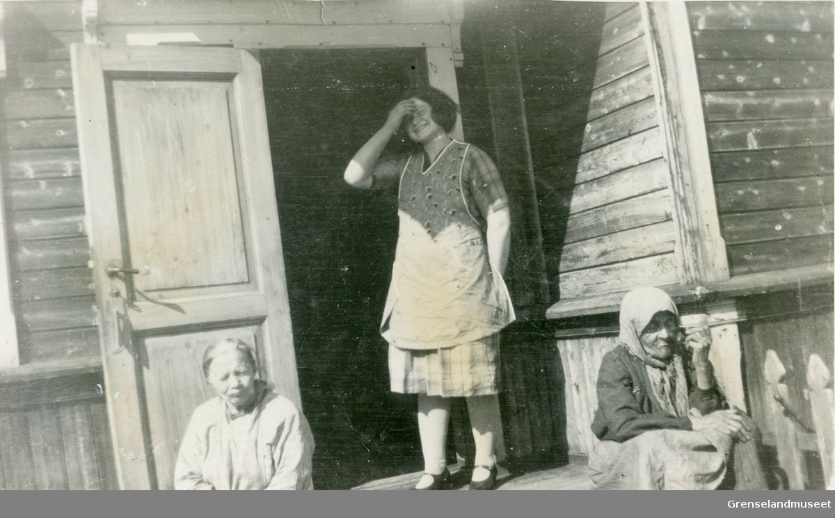 Bygøyfjord gamlehjem 1921-1931.
To beboere med en av de ansatte i midten.
Til venstre: Kaisa (Ukjent etternavn). Til høyre: finske Lisa Risto med pipe. 