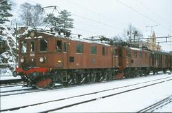 SJ elektriske lokomotiver litra Du2, nr. 424 fremst, med god