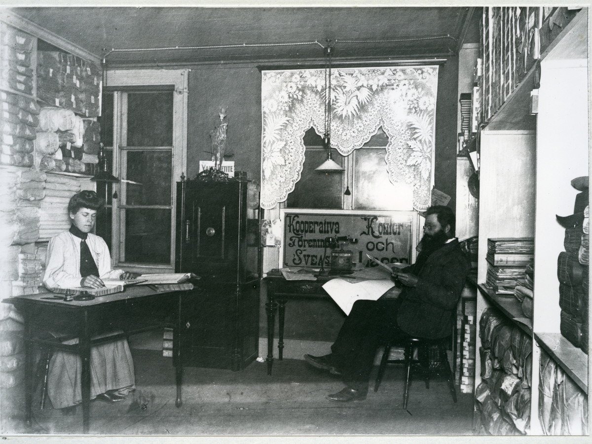 Interiör från Kooperativa föreningen Sveas kontor, Västerås. C:a 1908-1910.