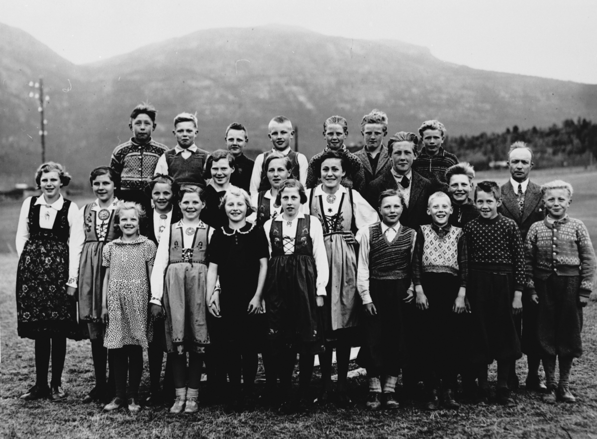 Elevane ved Forberg skule fotografert i 1941.
Læraren er Ketil Bergland.
