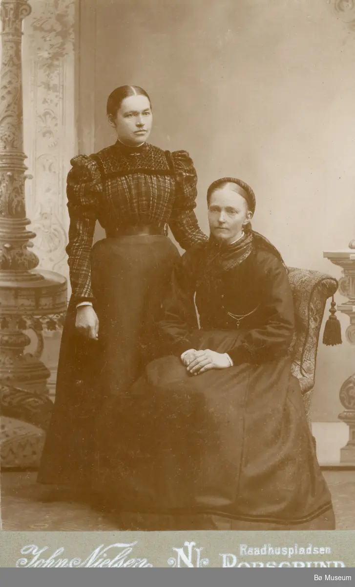 To kvinner i "byklær" fotografert i atelier