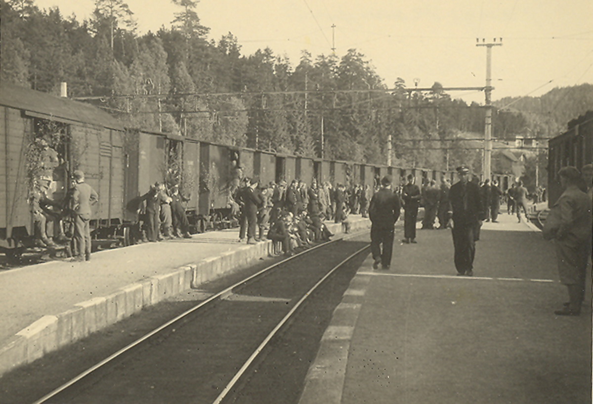 Fangetransport på Nordagutu stasjon i 1945