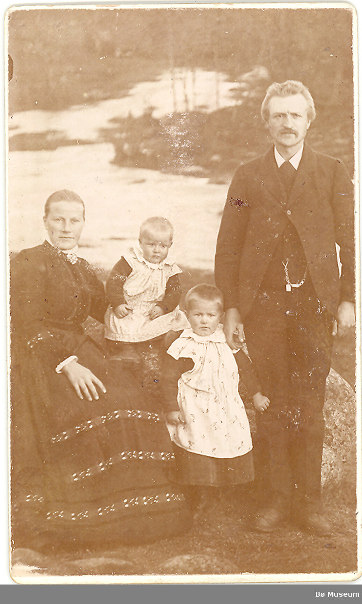 Olav Grave med kone og barn, farbror til Torstein Grave
