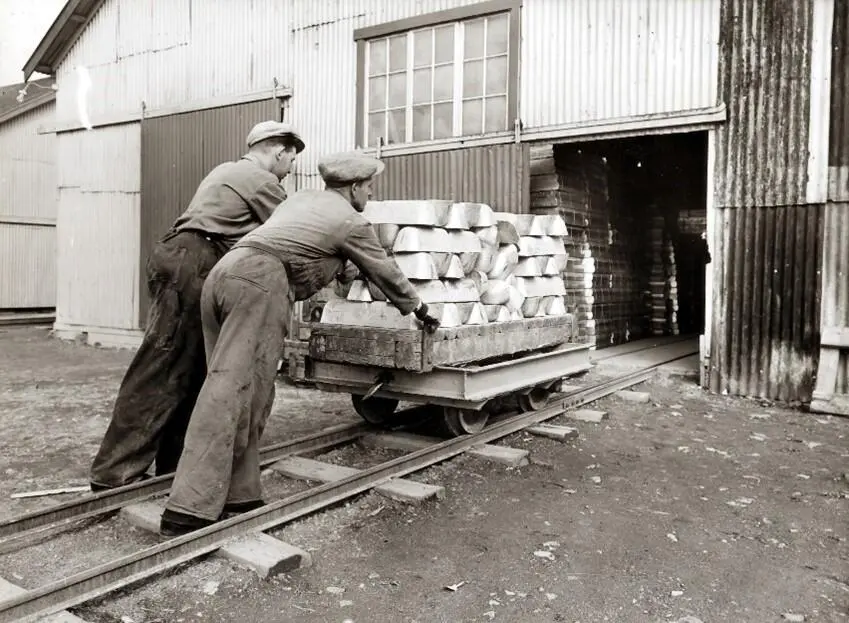 Transport av ingots (aluminiumbarrer) fra Høyanger til lager i Holmestrand. Ingots kom sjøveien fra Høyanger. Foto: Vestfoldmuseene.