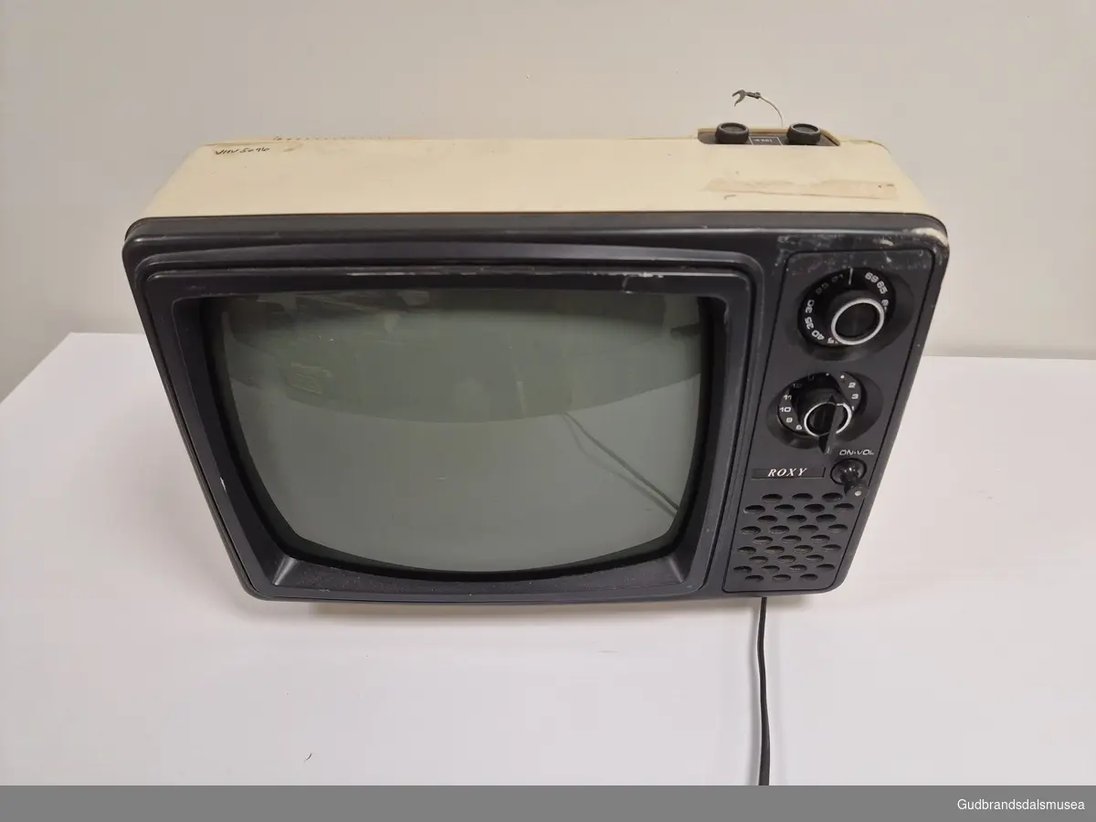 Fjernsyn. Lite fjernsyn -  ant. sort hvitt fjernsyn. Har påmontert antenne.