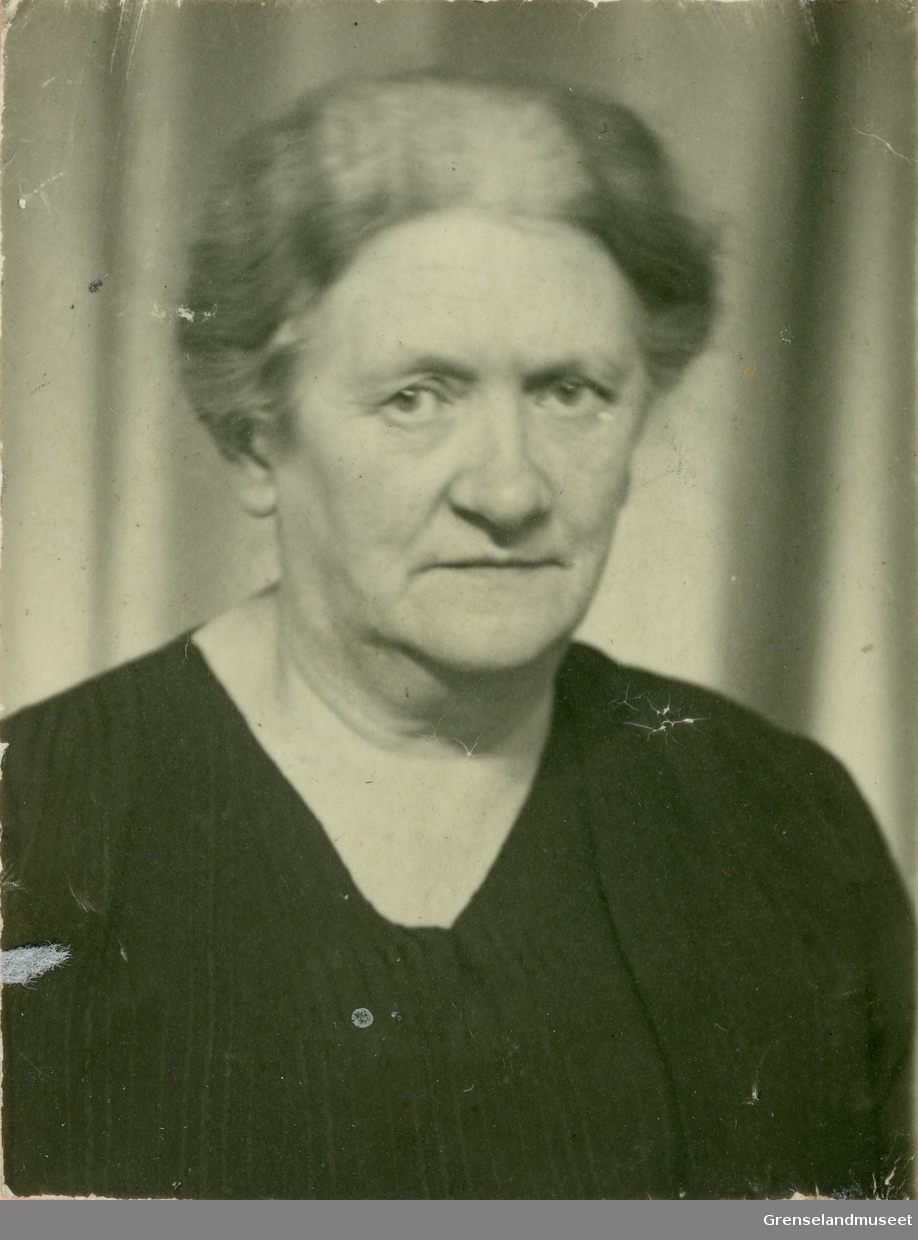 Portrett av Ragna Olsen Figenschou. Jordmor i Sør-Varanger i perioden 1902-1942. Her fotografert angående nytt pass i 1942. 