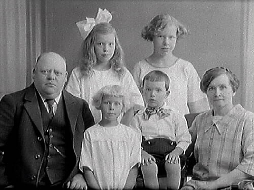 Familjebild av frisör Andersson "Cordosa" med fru och fyra barn.