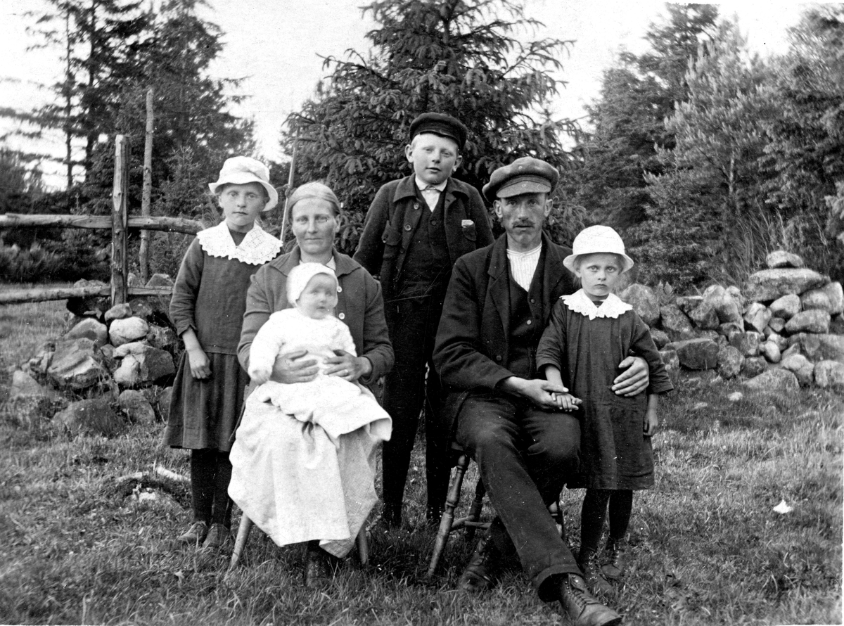 Signe o Karl-Axel Andersson med Anna-Lisa, John och Svea. Rikesäte 1921.