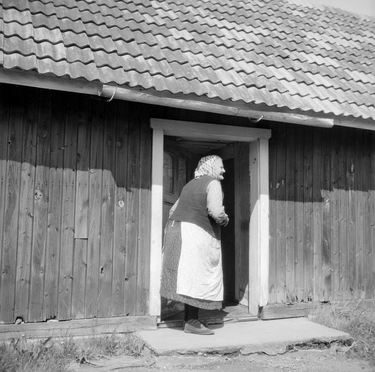 Änkefru Emilia Matilda Karlsson vid sin stuga Lilla Grimskumla i Bjälbo.