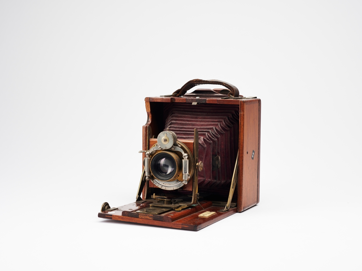 Challenge er et foldekamera for plater, produsert av J. Lizars på begynnelsen av 1900-tallet.