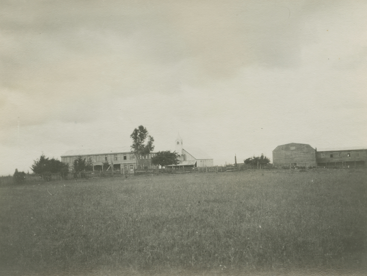 Fotografi från expedition till Peru 1920. Vy över hage med stort hus i bakgrunden.