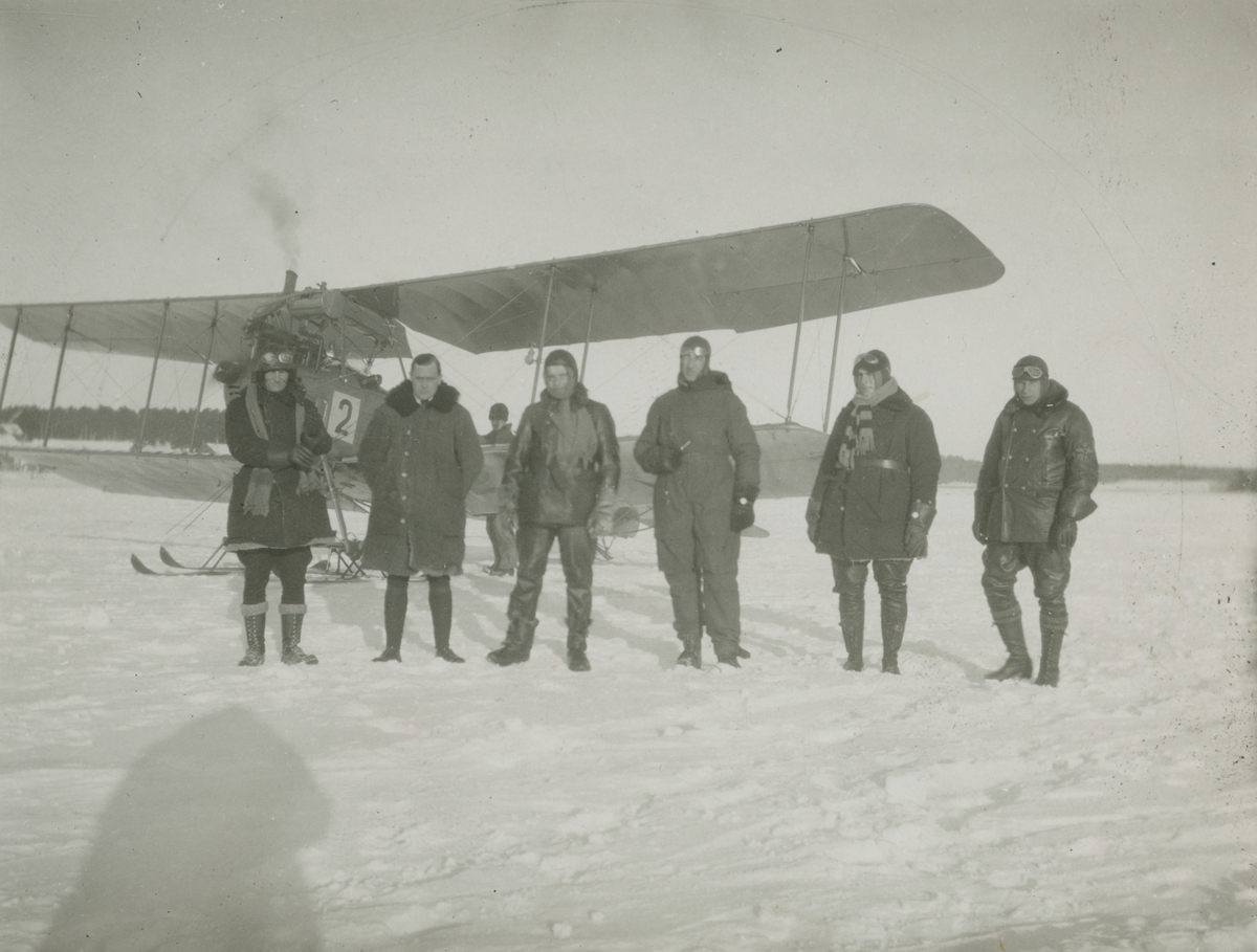 Diverse bilder från Fred Goldbergs samling. Motiv av en grupp pilotklädda män framför Albatross-flygplan i Hägernäs, 1922.