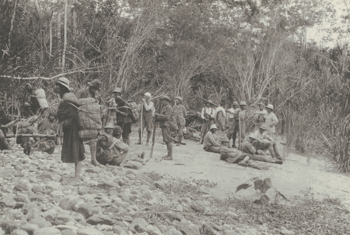 Fotografi från kuvert märkt med "Ernst Nordenskjöld". Motiv av stort antal expeditionsdeltagare som vilar i djungeln.
