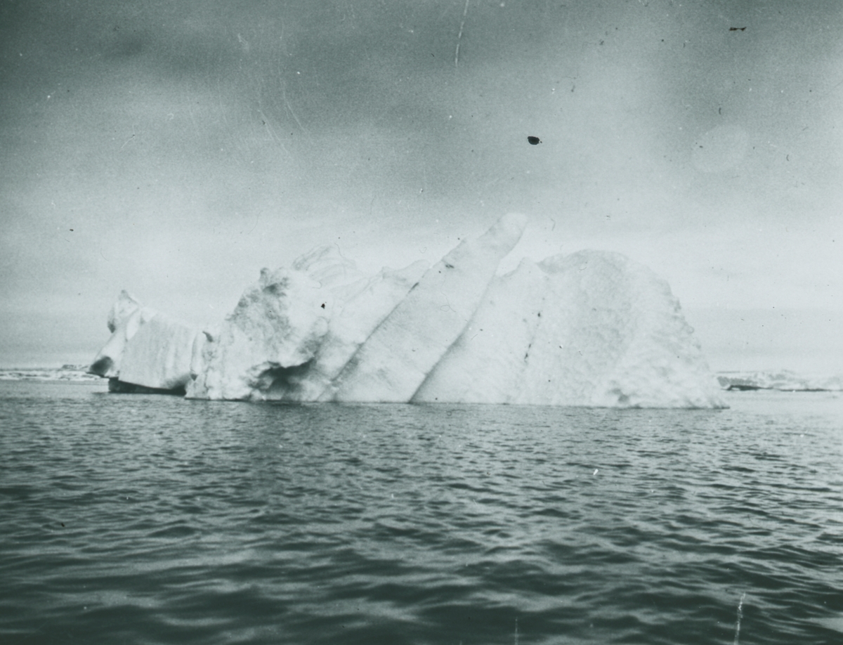 Glasnegativ med motiv av isberg i hav.
