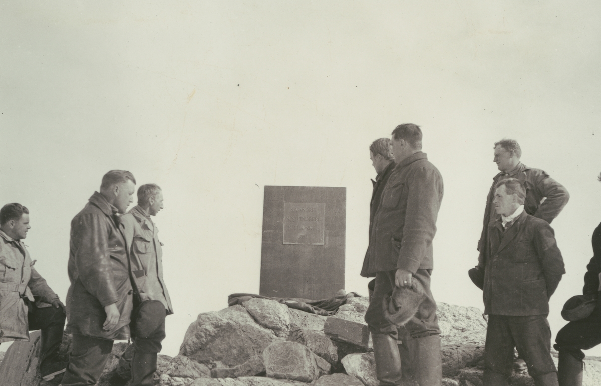 Fotografi från Ahlmannexpeditionen 1931. Motiv av deltagare ur Ahlmannexpeditionen som reser ett monument till Andrée-expeditionens ära på Vitön.