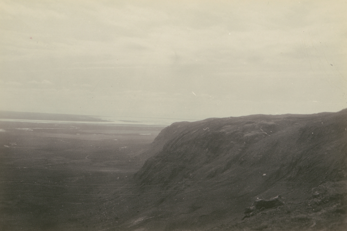 Fotografi från Albin Ahrenbergs resa till Grönland 1929. Vy över kargt bergslandskap. Troligen Island.