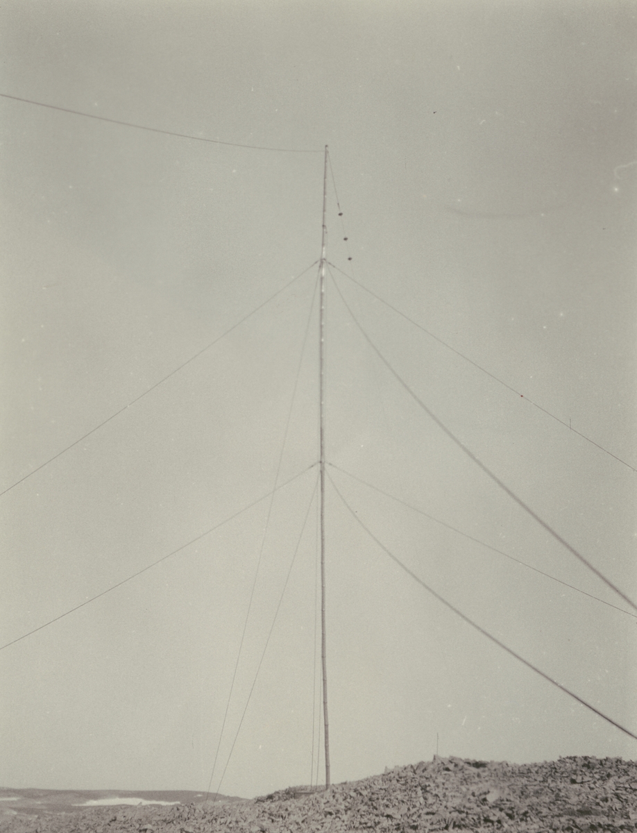 Fotografi från Ahlmannexpeditionen 1931. Motiv av stolpe med olika ledningar.