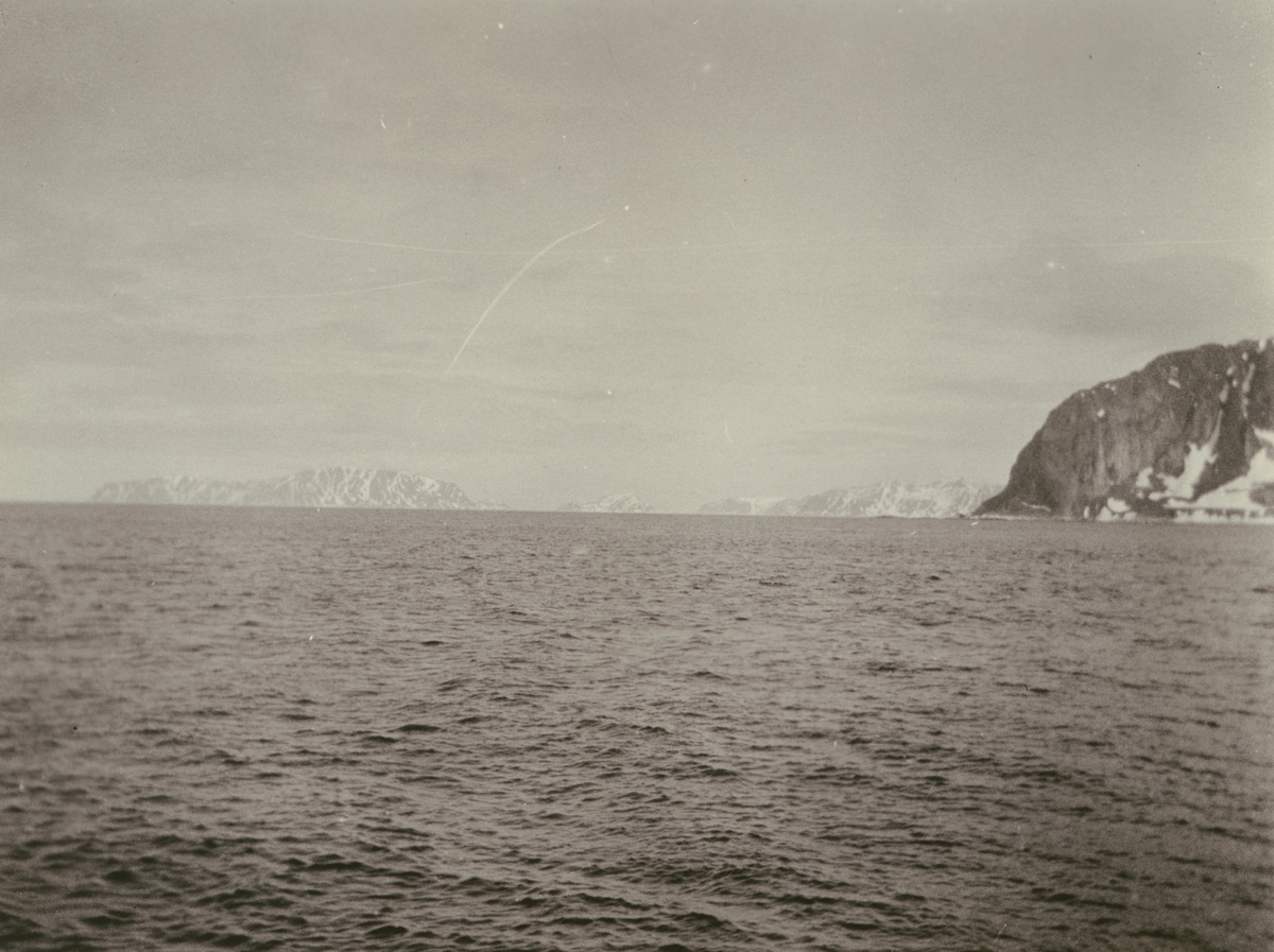 Fotografi från Ahlmannexpeditionen 1931. Vy över hav, berg och himmel.