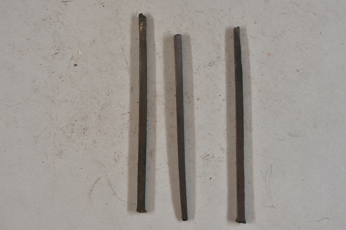 Tre prover av stål. Tillverkat vid Åkerby.
