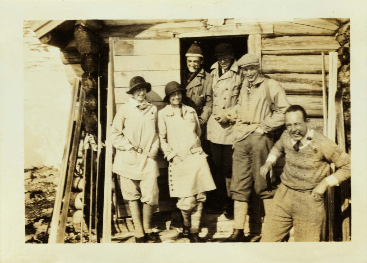Mimi og Lucy Egeberg samt fire venner ved tømmerbu på tur fra Fefor til Dalseter i Oppland. Antagelig fotografert påsken 1926.