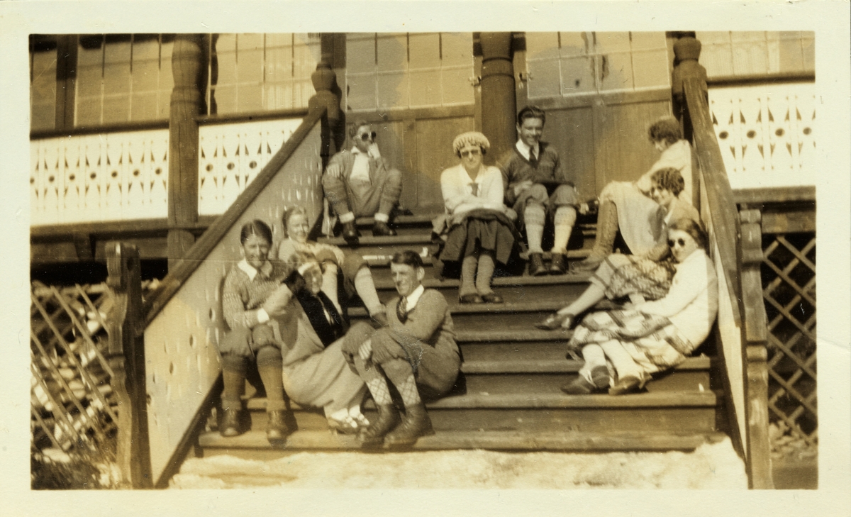 Påsketurister slapper av på verandatrappen på Fefor høyfjellshotell. Fotografert påsken 1926