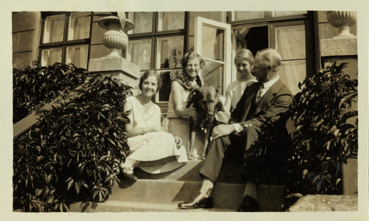 Sisken Skjelderup, Mimi Egeberg, Karen Egeberg, Westye Egeberg og hunden "Keck" på verandatrappen til Bogstad gård. Fotografert  juli 1926.