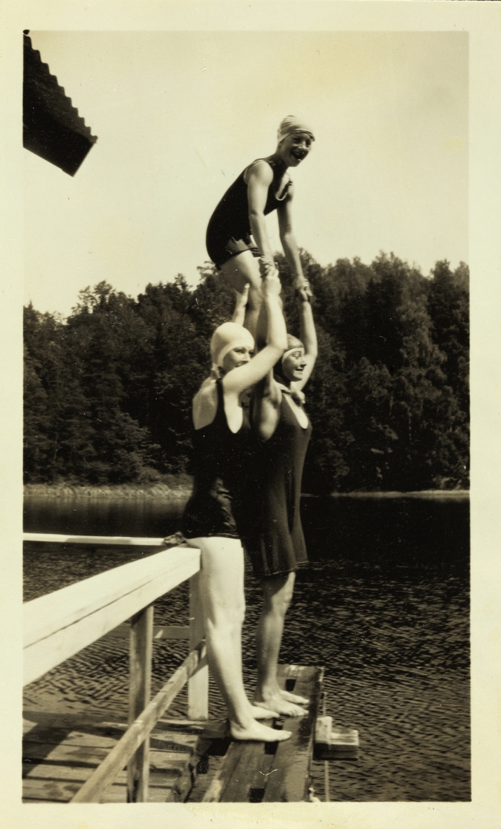 Hedevig og Harriet Wedel Jarlsberg samt Ingerid Gude turner på badebrygge ved Esviken i Asker. Antagelig fotografert 1926.
