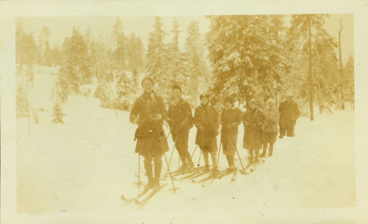 En gruppe skigåere, blant dem Agnes og Arne Omsted. Fotografert i Grue i Hedmark vinteren 1928.