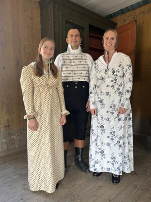 Aktører i kostyme: Familie fra 1820-tallet.