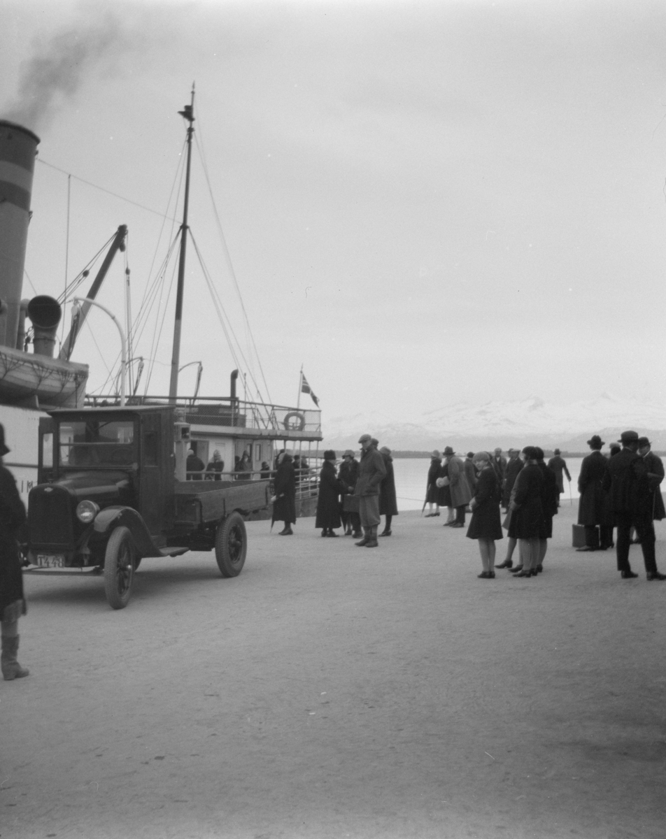 På kaia i Molde påsken 1928. Ferge og mange mennesker. Lastebil med registrering T-448, Chevrolet 1925/26-modell.