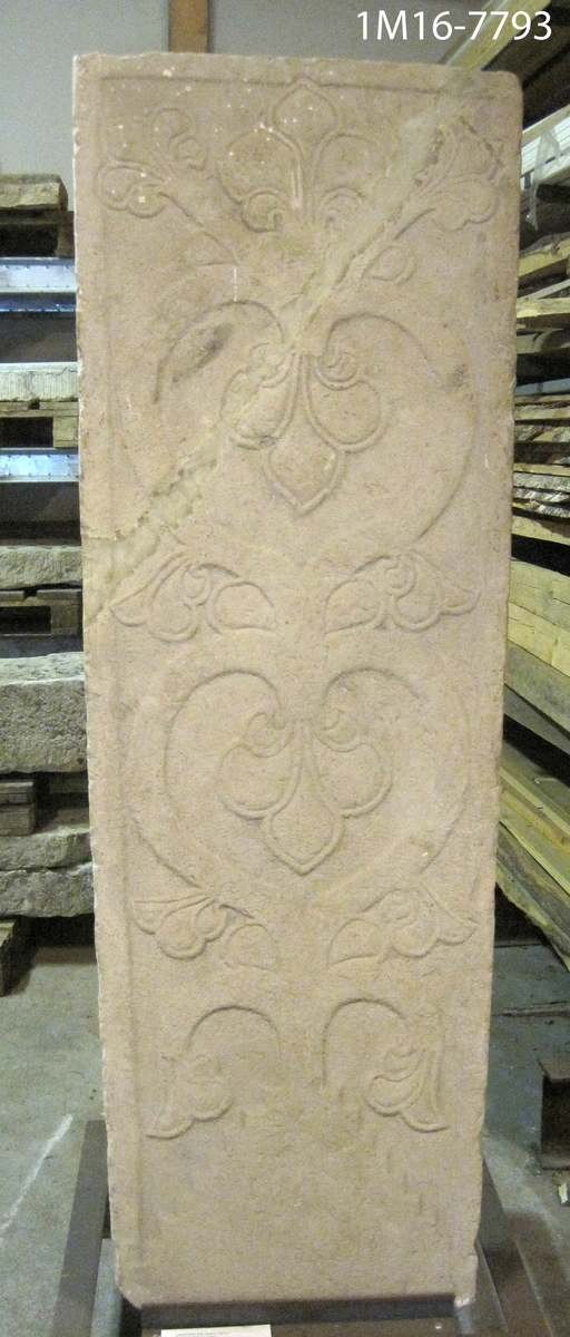 Liljesten av sandsten från Edåsa kyrka, 1200-talet